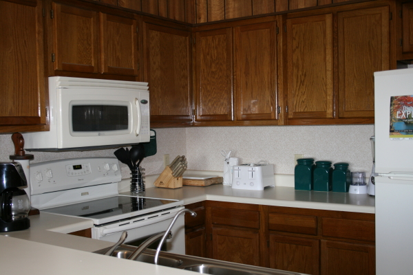 kitchen.jpg (23043 bytes)